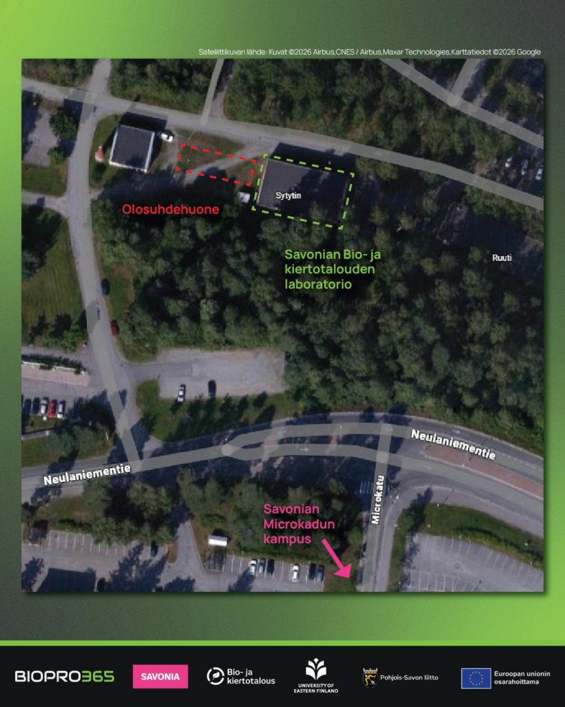 Ilmakuvakartta, jossa näkyvät merkityt rakennukset: Savonian Bio- ja kiertotalouden laboratorio ja Savonian Microkadun kampus. Kadut ja polut on merkitty, ja värilliset nuolet osoittavat suuntaa. Logot ovat kuvan alareunassa.