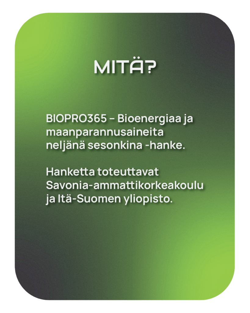 Vihreä kaltevuuspainotteinen tausta ja valkoinen suomenkielinen teksti, jossa kuvataan Savonia-ammattikorkeakoulun ja Itä-Suomen yliopiston toteuttamaa BIOPRO365-hanketta bioenergiasta ja maaperän parantamisesta.